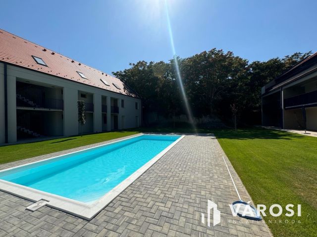 Kertkapcsolatos, medencés, 3 szobás lakás eladó  "Tomajon"