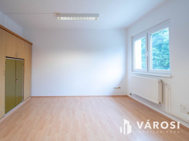 21 m2-es, részben berendezett, emeleti iroda a Pesti úton