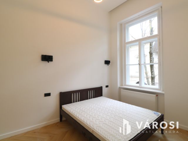 Belvárosi 1. emeleti modern lakás kiadó.