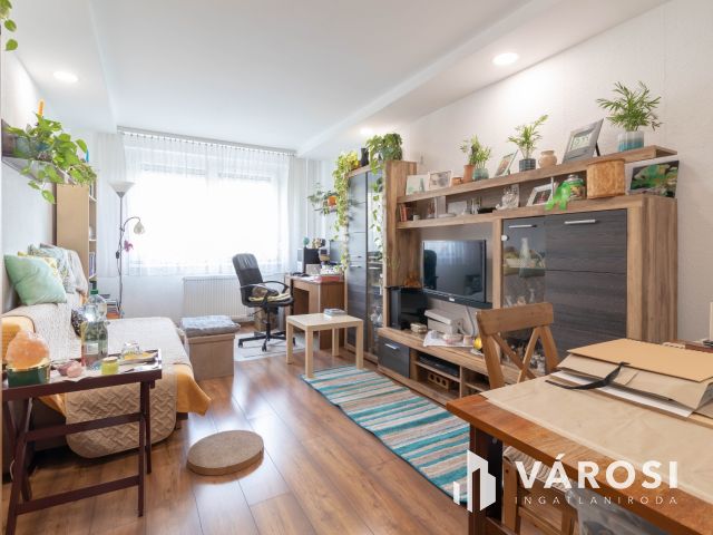 Világos, 2 szobás lakás beépített erkéllyel, remek helyen