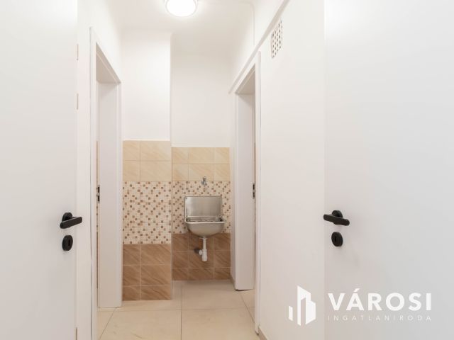 48 m2-es, két helyiséges, teakonyhás, 2.emeleti iroda