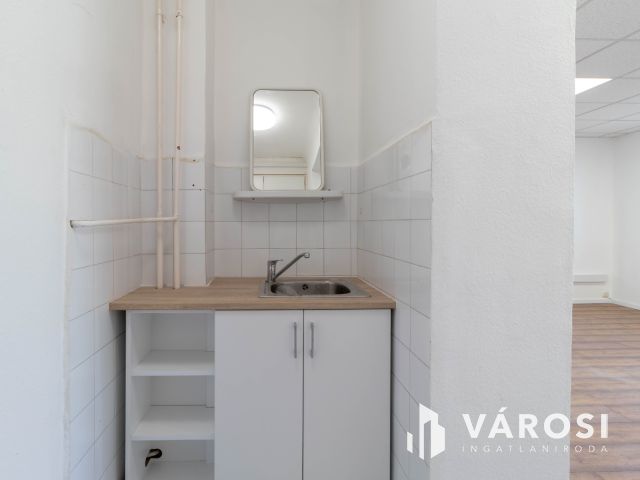 48 m2-es, két helyiséges, teakonyhás, 2.emeleti iroda