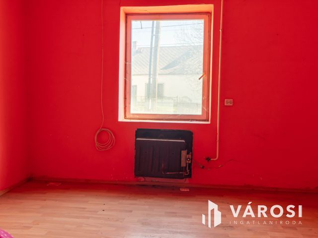 Vidéki hangulatú felújítandó családi ház Tinnyén.