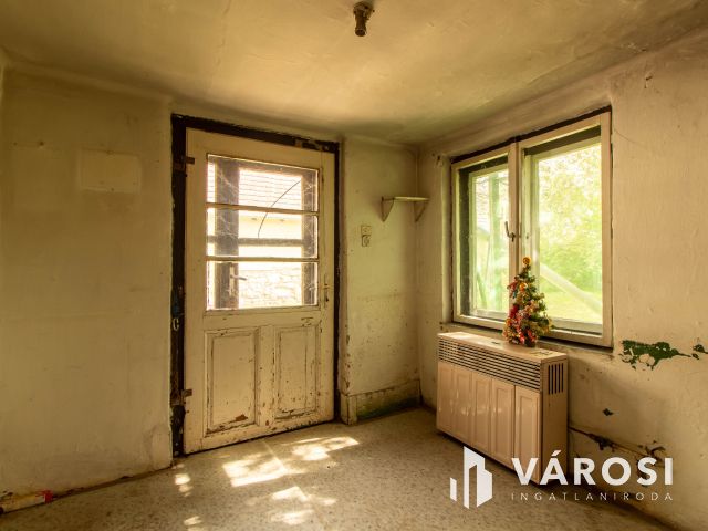 Vidéki hangulatú felújítandó családi ház Tinnyén.