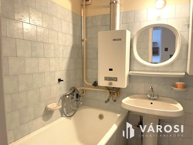 Lakható, kiadható vagy felújítható 2 szobás erkélyes lakás