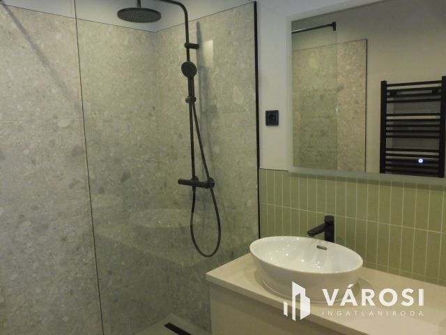 5 Csillagos elsőemeleti lakás Újszegeden Kiadó.