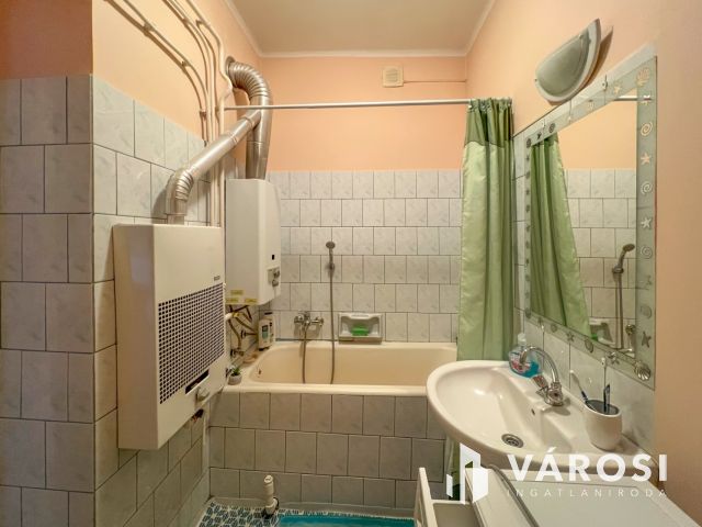 Első emeleti, erkélyes, világos lakás, zöldövezetben