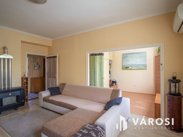 Első emeleti, erkélyes, világos lakás, zöldövezetben