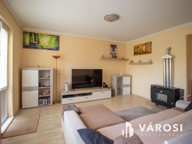 Első emeleti, erkélyes, világos lakás, zöldövezetben