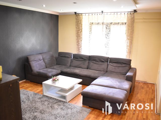 Kiadó 3 szobás tégla lakás Gyula központjában!