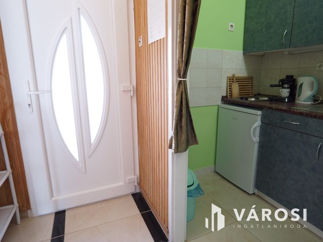 Zalakaroson kis lakás, közvetlen a Fürdő szomszédságában!