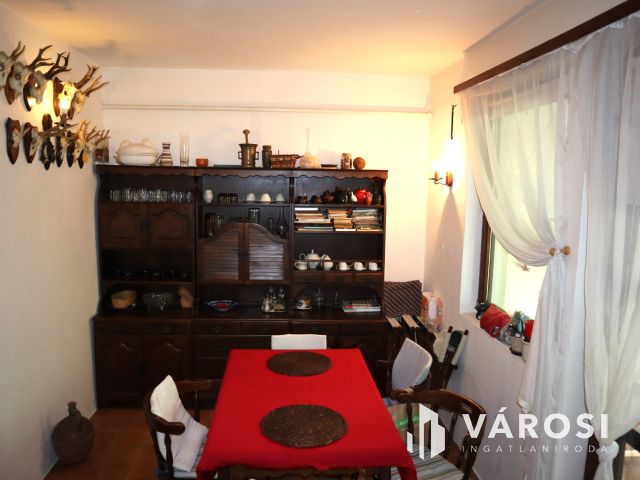 Felújítandó sorház eladó a stadion szomszédságában