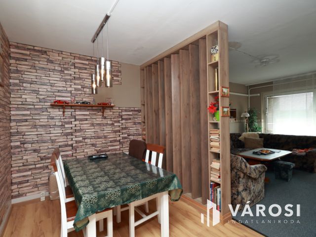 Ötödik emeleti bútorozott lakás a Hódtóban.