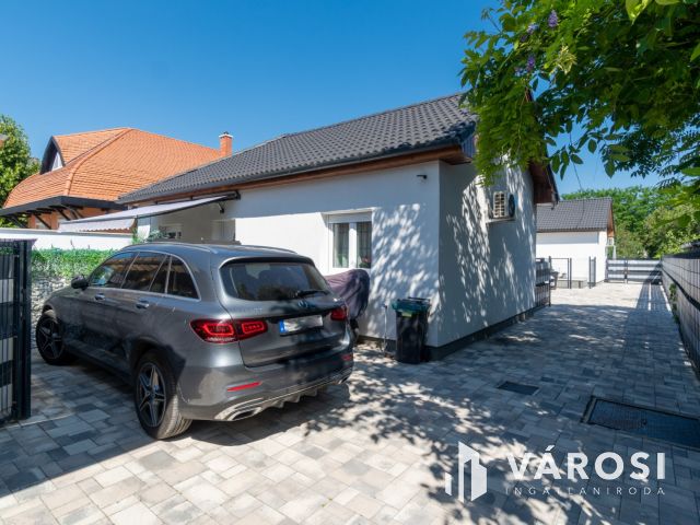 Modern, kertkapcsolatos ikerházfél Siófokon