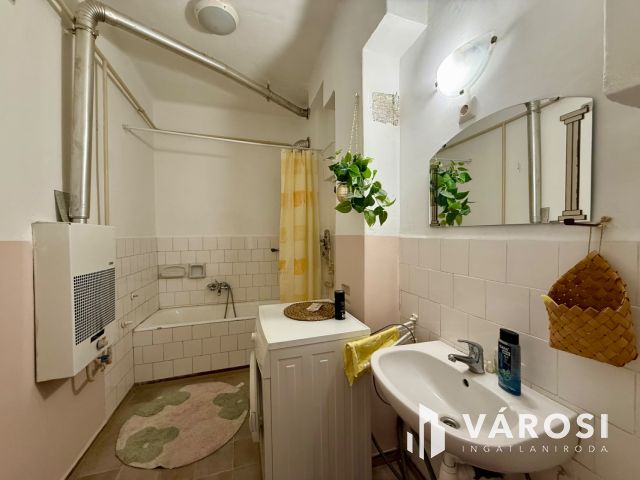Budapesti úton 2. emeleti, 2 szobás lakás eladó!