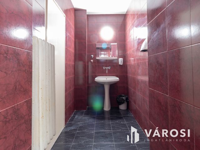 1.emeleti, 16 m2-es iroda saját minikonyhával a Fáy utcában