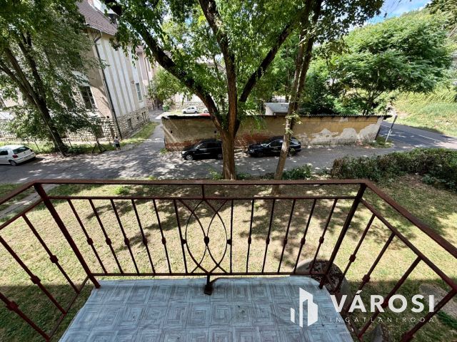 Salgó út elején 2 szobás, erkélyes lakás eladó!