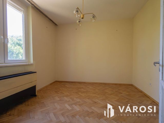 Csendes tégla lakás az Erős János utcában!