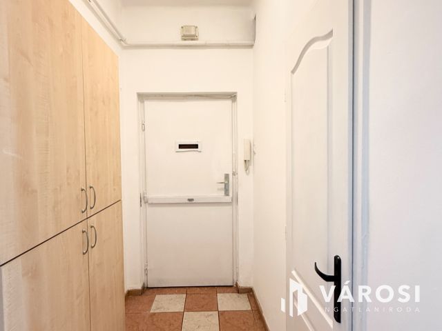 Erkélyes, 1. emeleti garzonlakás (30m²) M3 metróvonalon