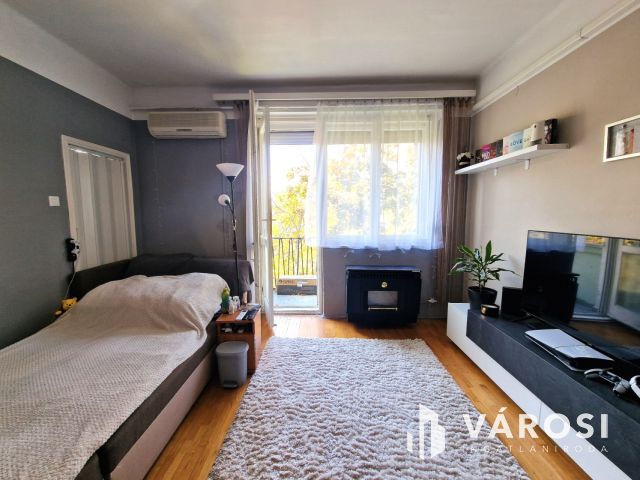 Eladó 2.emeleti, erkélyes, felújított lakás a Munkácsy téren
