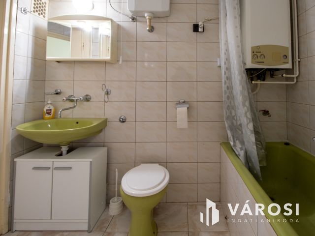 Eladó kétszobás lakás Miskolcon, zárt belső udvarral