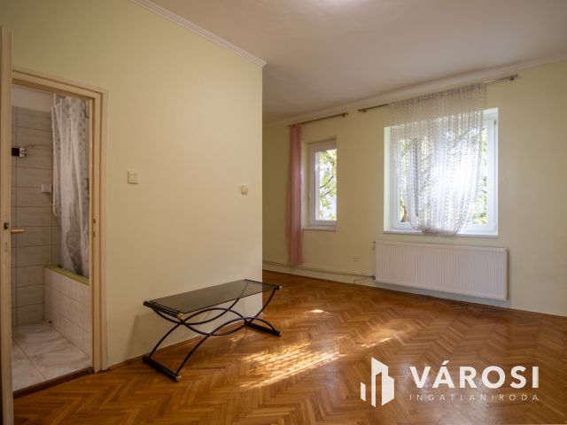 Eladó kétszobás lakás Miskolcon, zárt belső udvarral